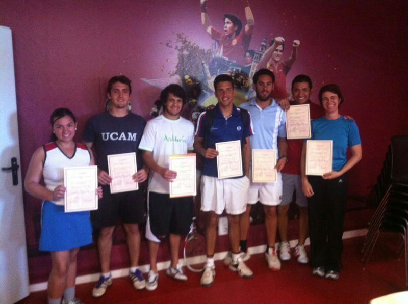 Técnicos asistentes al Monográfico mostrando sus diplomas al final de la jornada