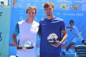 Michael Geerts se proclama campeón de los Internacionales de Tenis de Martos. En la foto junto a Arthur Bouquier