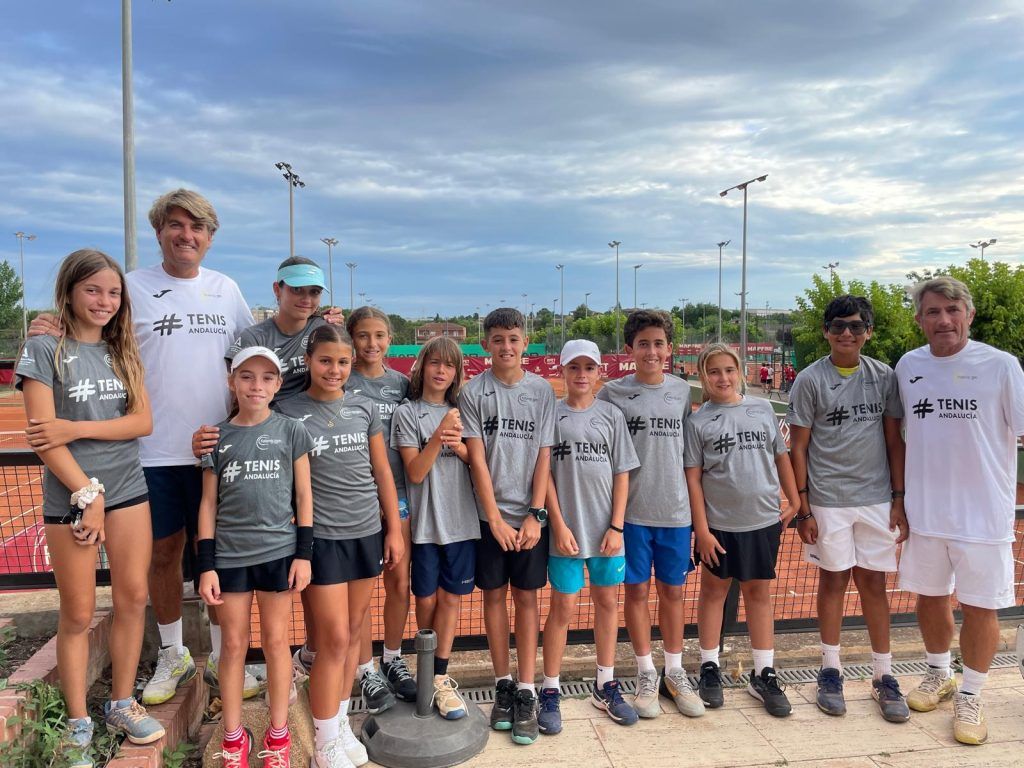 Tenistas andaluces en el Campeonato de España Alevín acompañados por Full Tello y Roberto Lázaro