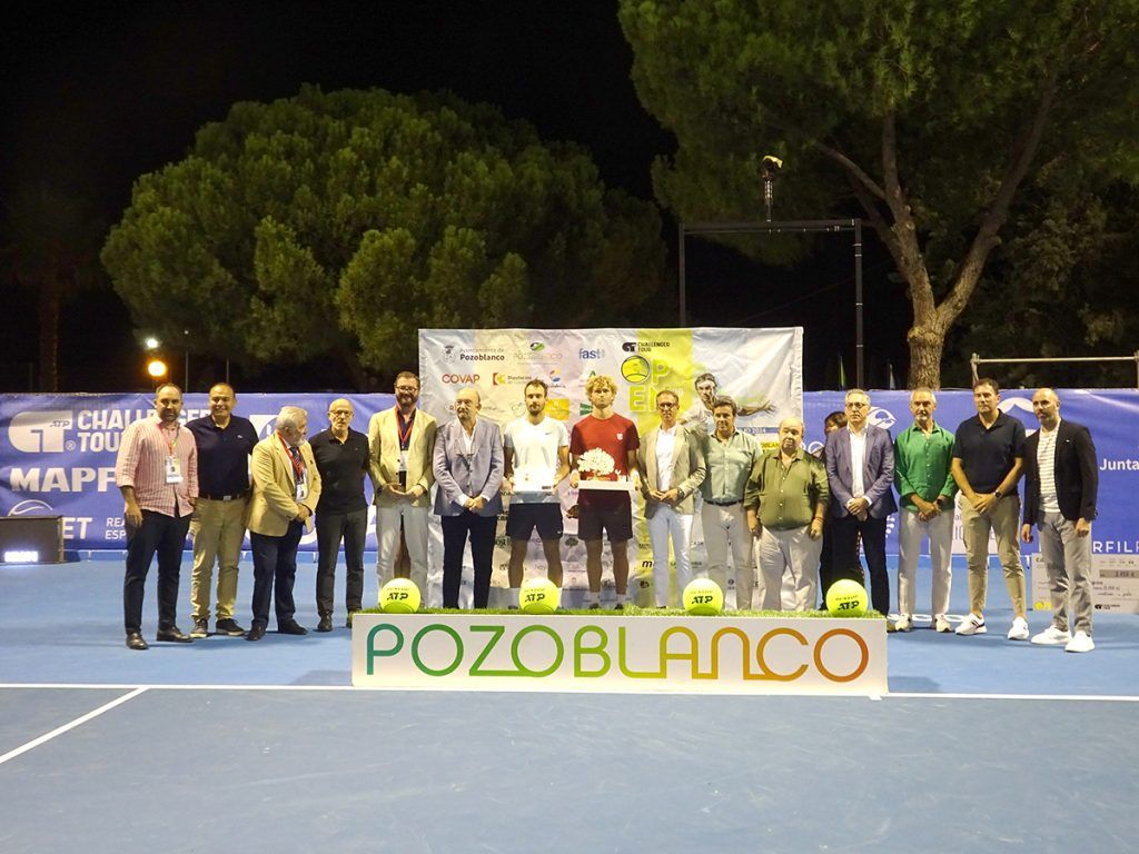 Jugadores y autoridades en el Open Ciudad de Pozoblanco COVAP Memorial Fabián Dorado