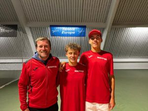 Nico Pérez con los subcampeones infantiles de Europa en dobles