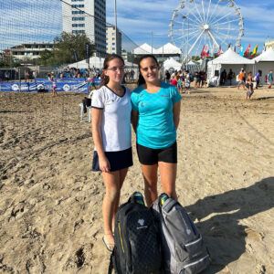 Las hermanas Ana y María Gómez en el mundial de tenis playa de Cesenatico