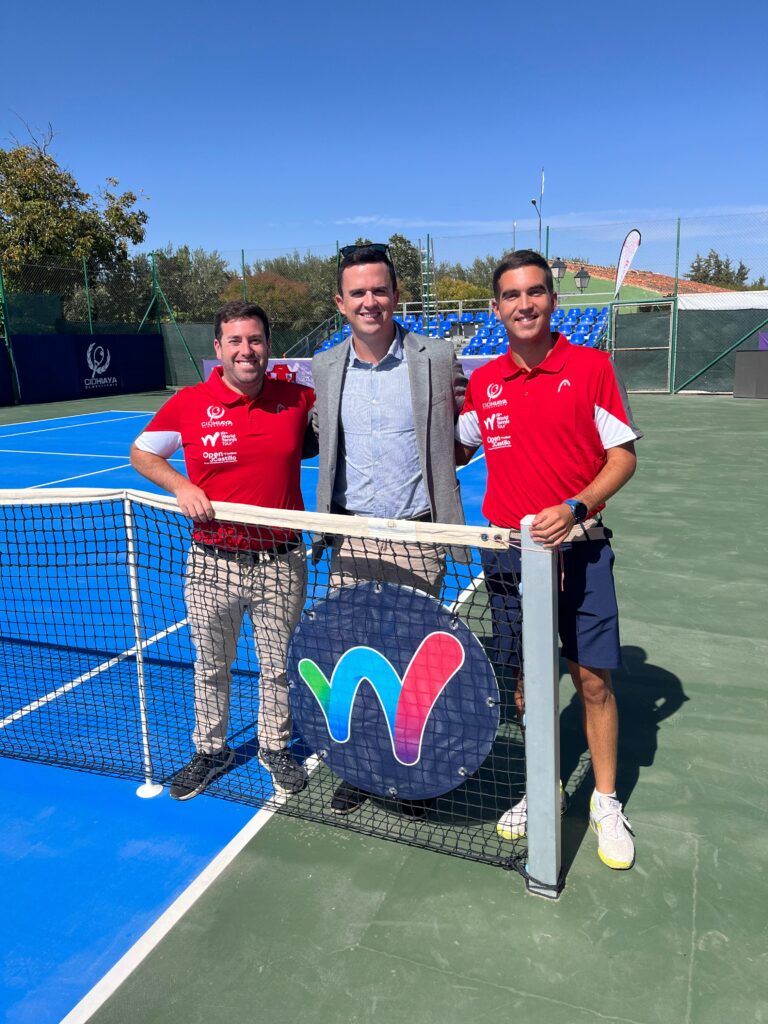 El presidente de la Federación Andaluza de Tenis, Alberto Rodríguez y los árbitros del ITF W35 de Baza
