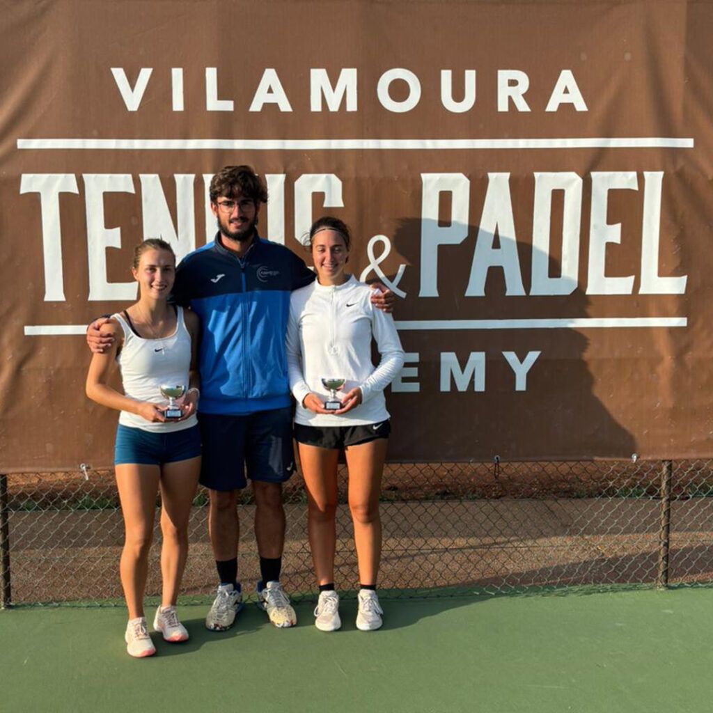 Valentina Carreras y Noa Ribera en el ITF J30 de Vilamoura (Portugal), junto al entrenador Ramón Manzano