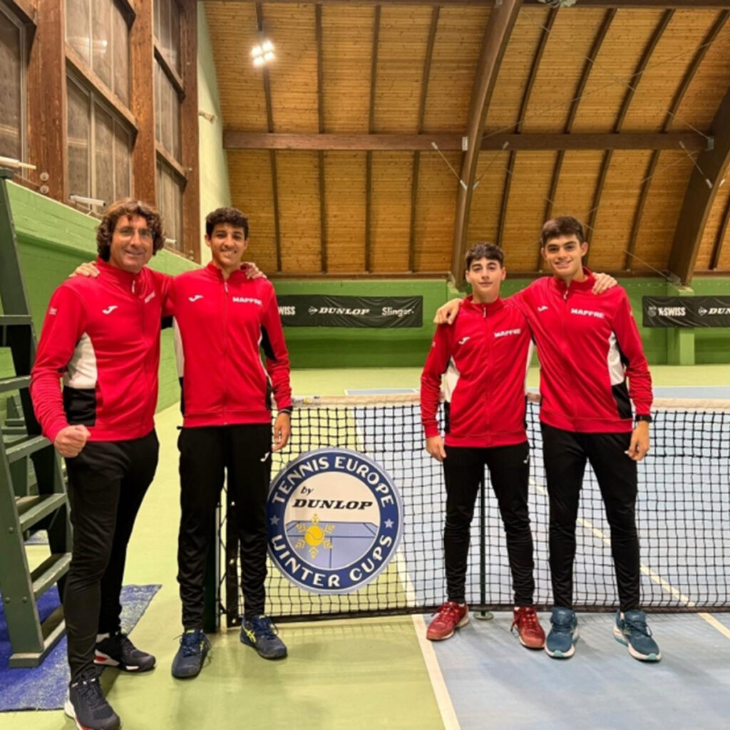 La selección sub 16, con el sevillano Adolfo Abascal, el grancanario Alberto Pulido y el barcelonés Adrià Velázquez, junto al seleccionador nacional