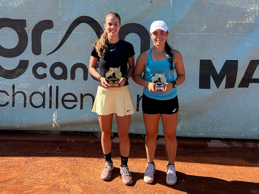 Ainara Fernández (a la derecha), finalista, junto a la campeona, Marta Gayoso.