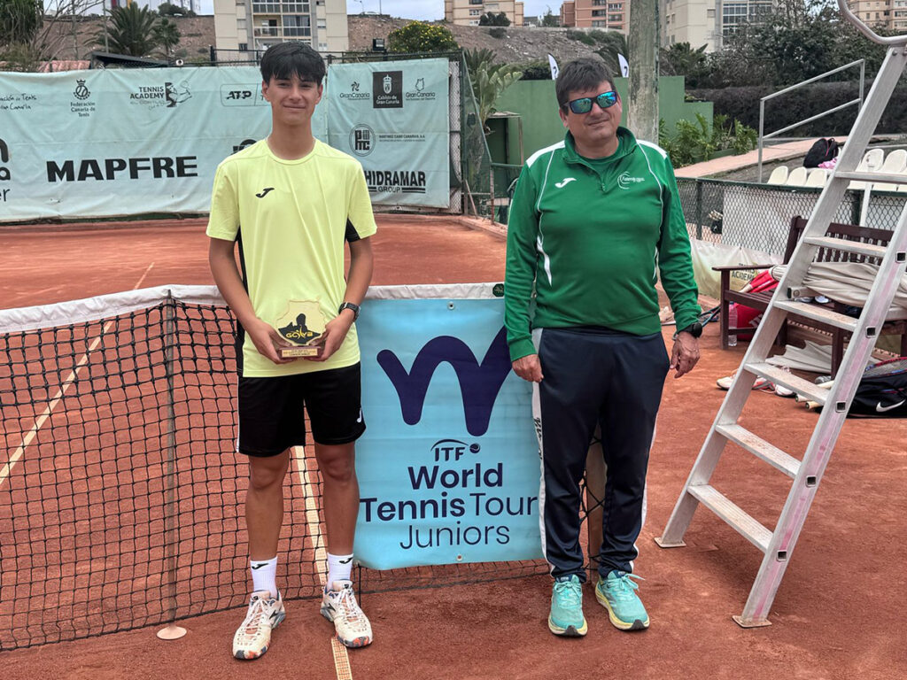 Agustín Siancha junto al técnico, David Clavero