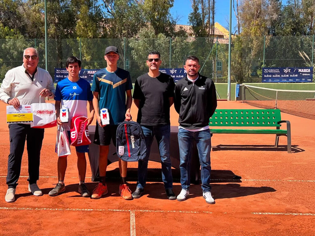 Rubén Armijo y Darío Ruiz en la entrega de premios del Marca Junior Cup U18 en Racket Los Monteros Rubén Armijo y Darío Ruiz en la entrega de premios del Marca Junior Cup U18 en Racket Los Monteros