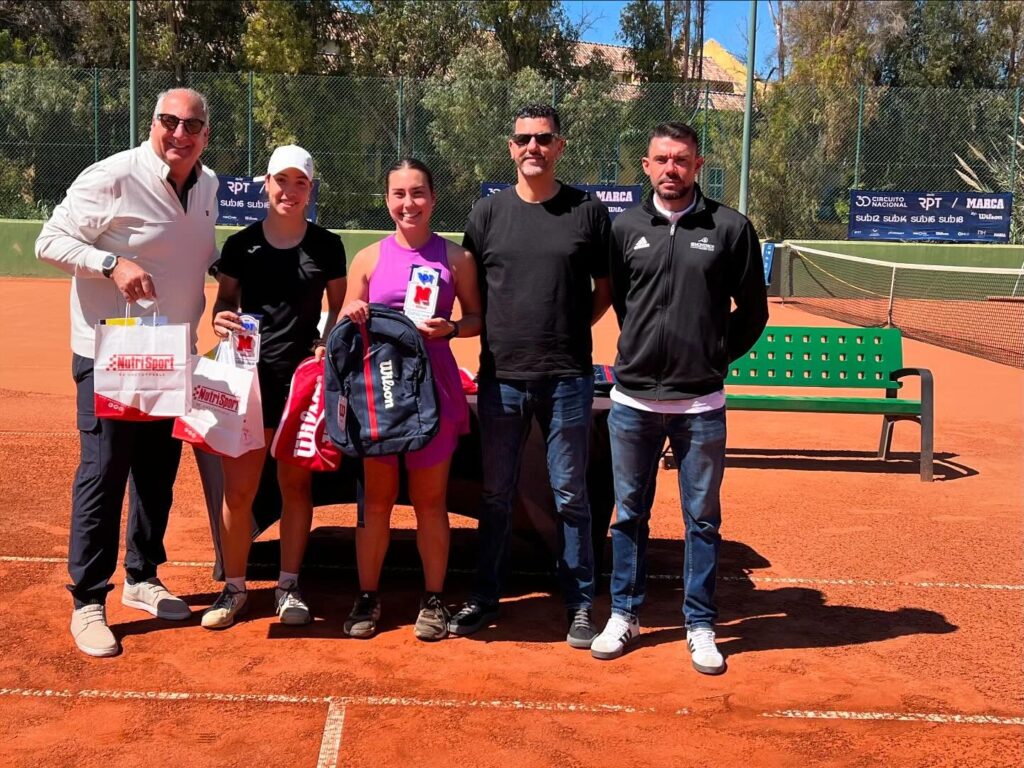 María Gajete y Mar Hernández en la entrega de premios del Marca Junior Cup U18 en Racket Los Monteros María Gajete y Mar Hernández en la entrega de premios del Marca Junior Cup U18 en Racket Los Monteros
