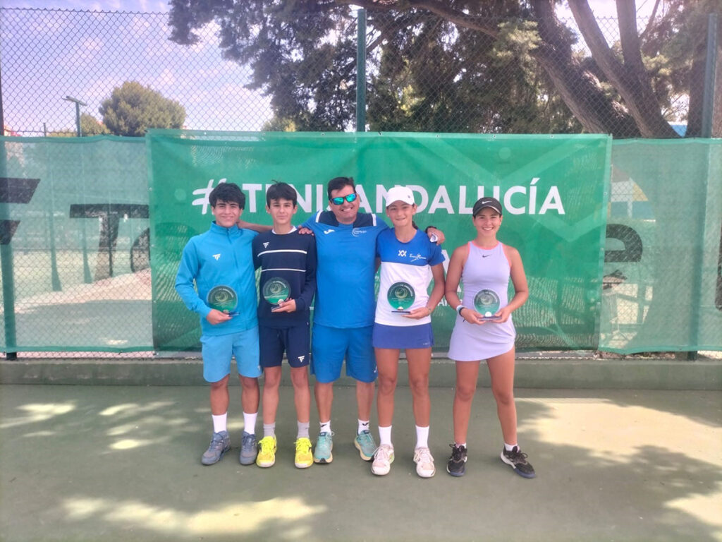 Pepe García, Gonzalo Quiralte, David Clavero, Carla Frutos y Julia Mora, tras las finales indviduales del Campeonato de Andalucía Infantil Pepe García, Gonzalo Quiralte, David Clavero, Carla Frutos y Julia Mora, tras las finales indviduales del Campeonato de Andalucía Infantil
