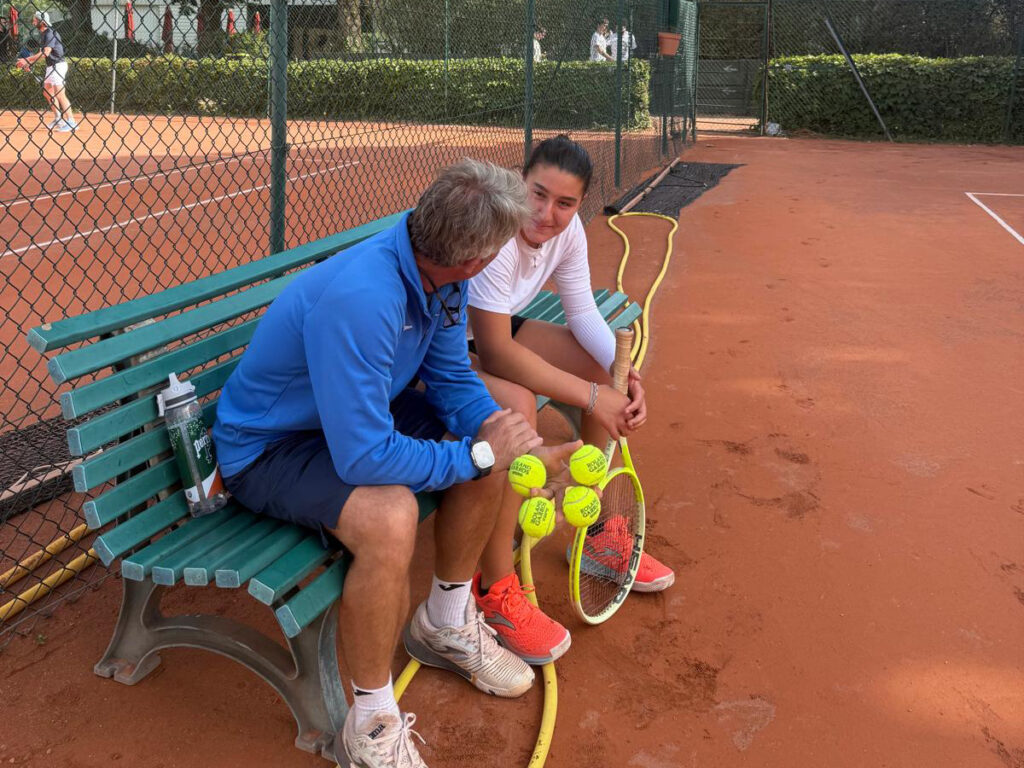 Fulgencio Tello y Lorena Solar, durante una sesión de entrenamiento en Roland Garros Junior Fulgencio Tello y Lorena Solar, durante una sesión de entrenamiento en Roland Garros Junior