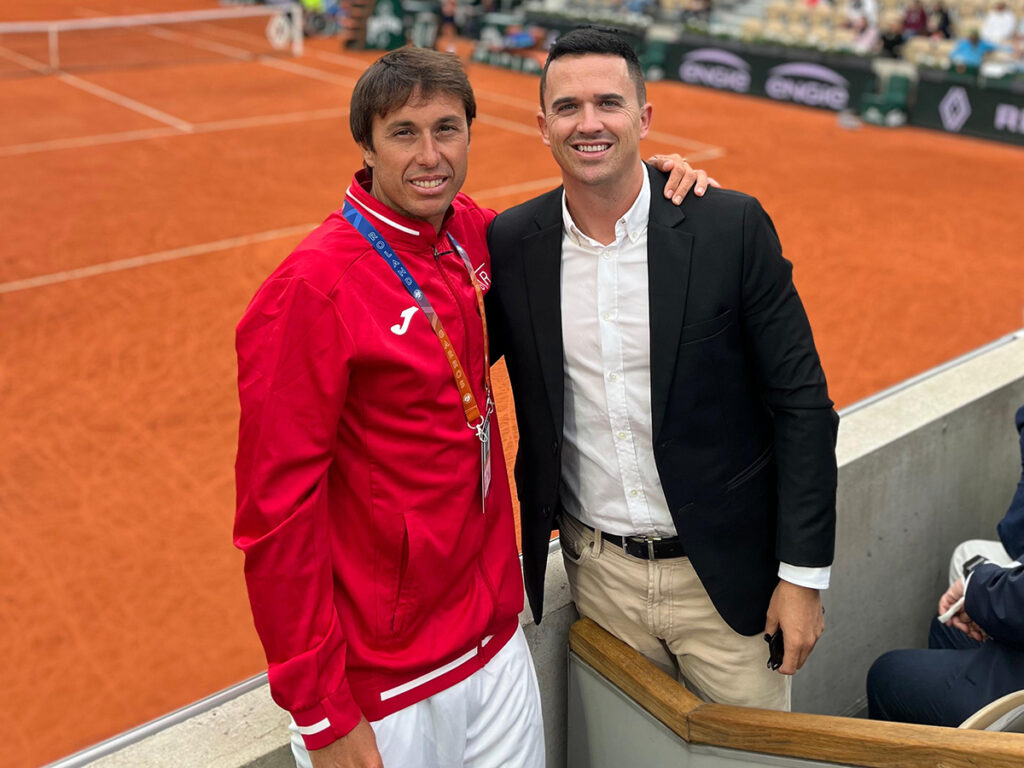 Juan Beaus junto al presidente de la Federación Andaluza de Tenis, Alberto Rodríguez Cervantes, en Roland Garros Juan Beaus junto al presidente de la Federación Andaluza de Tenis, Alberto Rodríguez Cervantes, en Roland Garros