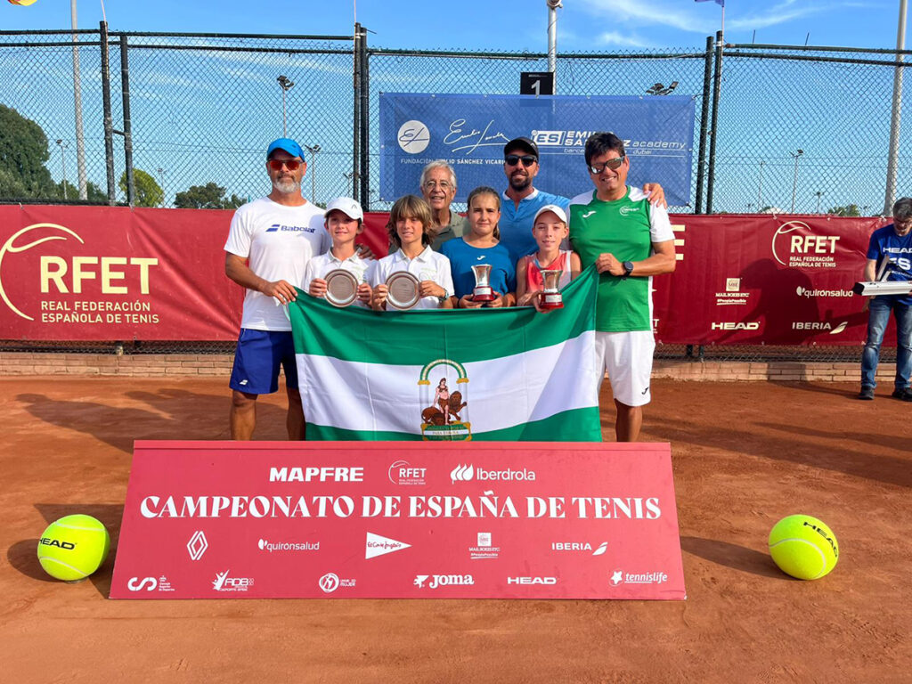 Fabiola Prause y Paula Cuevas, Campeonas de España Alevín en dobles. Luis Castro y Víctor Linares, Subcampeones de España de dobles