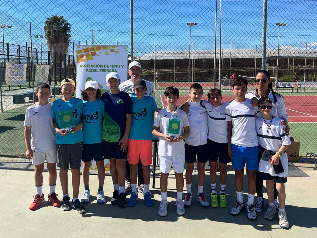 La Sección Deportiva Ferrara se proclamó campeona de Andalucía Infantil masculino en segunda división al vencer al Club de Tenis Manolo Cabeza