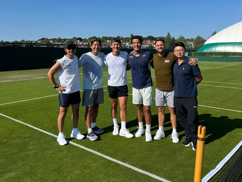Riki Ojeda y Bu Yunchaokete preparando Wimbledon, junto a su equipo Riki Ojeda y Bu Yunchaokete preparando Wimbledon, junto a su equipo