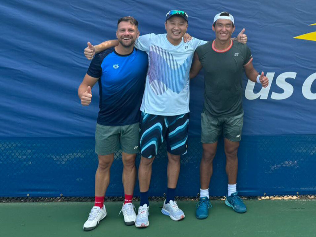 Riki Ojeda y Bu Yunchaokete con su equipo en el US Open 2024 Riki Ojeda y Bu Yunchaokete con su equipo en el US Open 2024
