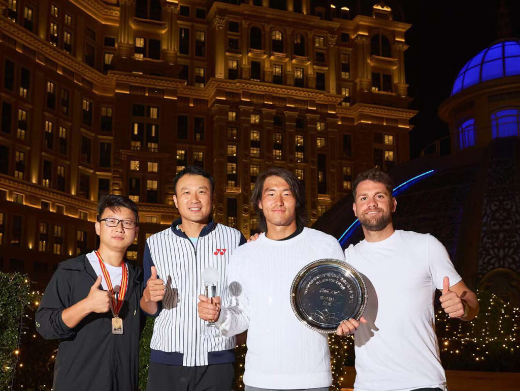 Riki Ojeda junto al equipo de Bu Yunchaokete Riki Ojeda junto al equipo de Bu Yunchaokete