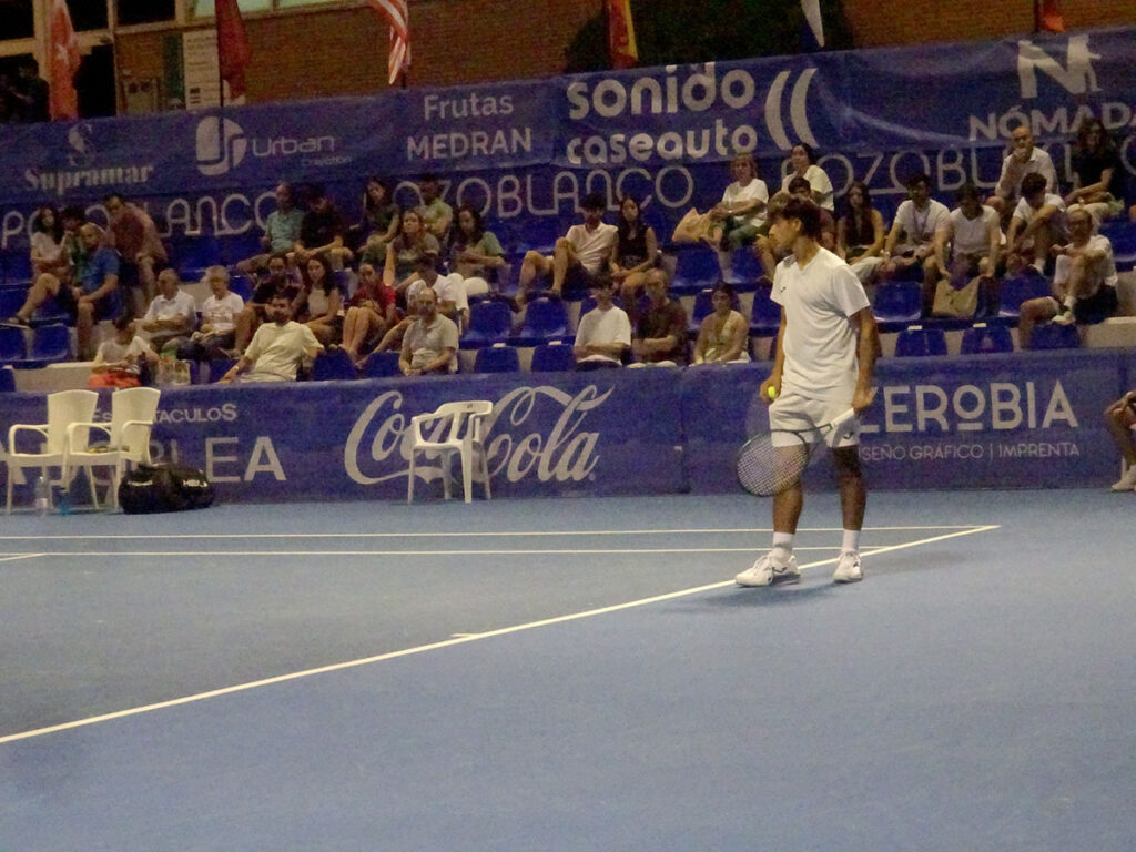 Alejandro López en su partido ante el portugués Tiago Pereira en el ATP Challenger 75 de Pozoblanco Alejandro López en su partido ante el portugués Tiago Pereira en el ATP Challenger 75 de Pozoblanco