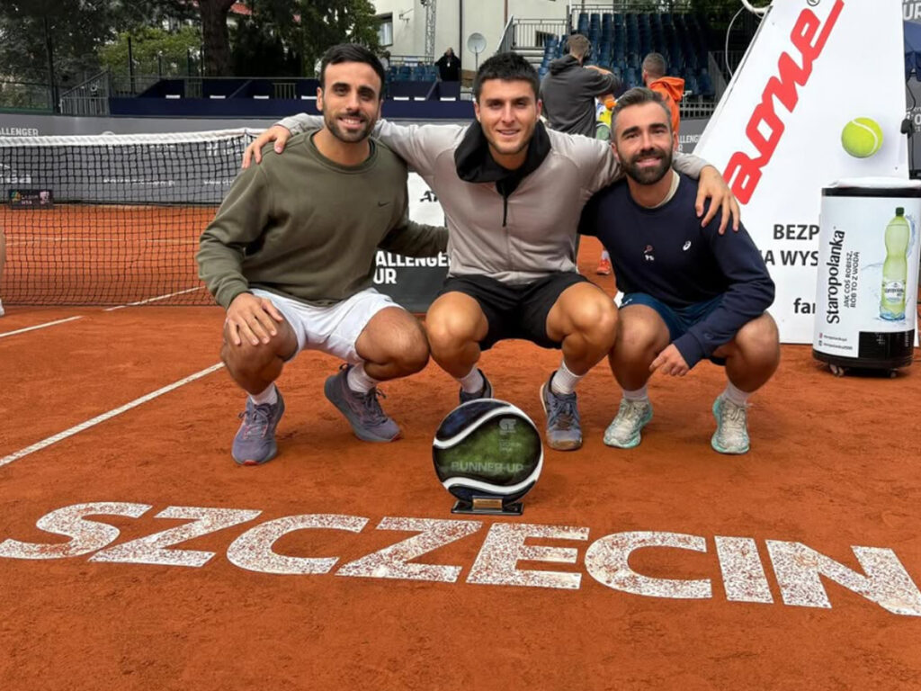 Pablo Llamas en el ATP Challenger 125 de Szczecin junto a su equipo | Foto IG Pablo Llamas