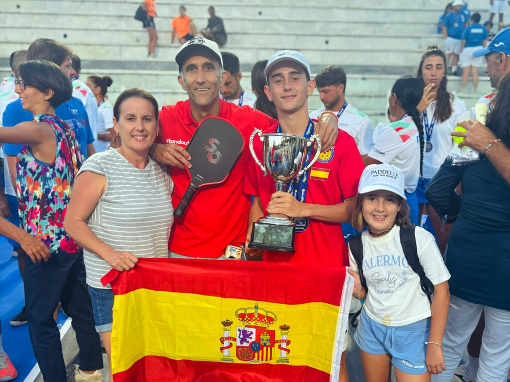 Mauro García con su familia, tras conquistar España el título de Campeón de Europa de Pickleball Mauro García con su familia, tras conquistar España el título de Campeón de Europa de Pickleball