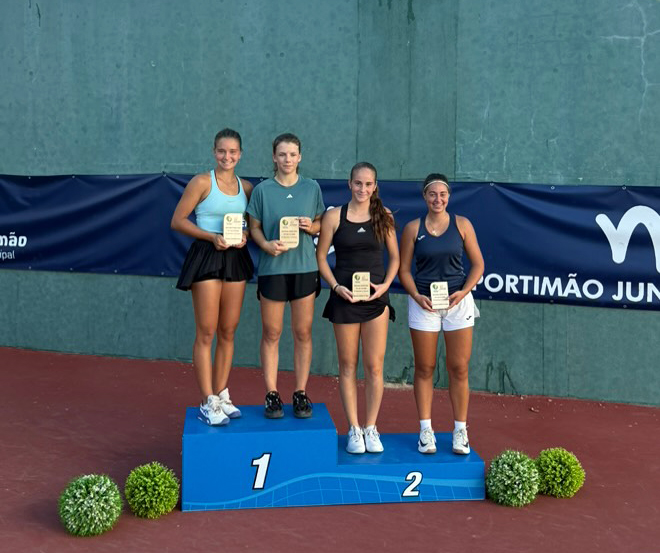 Valentina Carreras junto a Carolina Correia, tras ser finalistas del ITF J30 de Portimao en Dobles