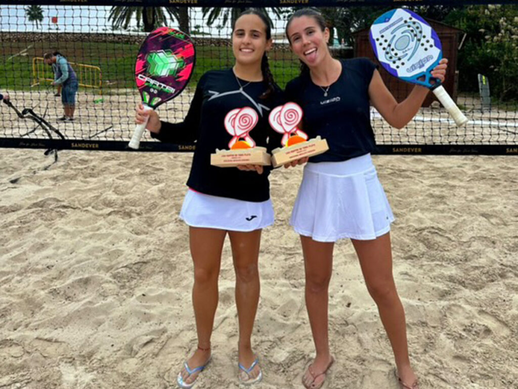 María Gómez junto a Natalia Gómez, en su triunfo en la Liga Mapfre en Menorca