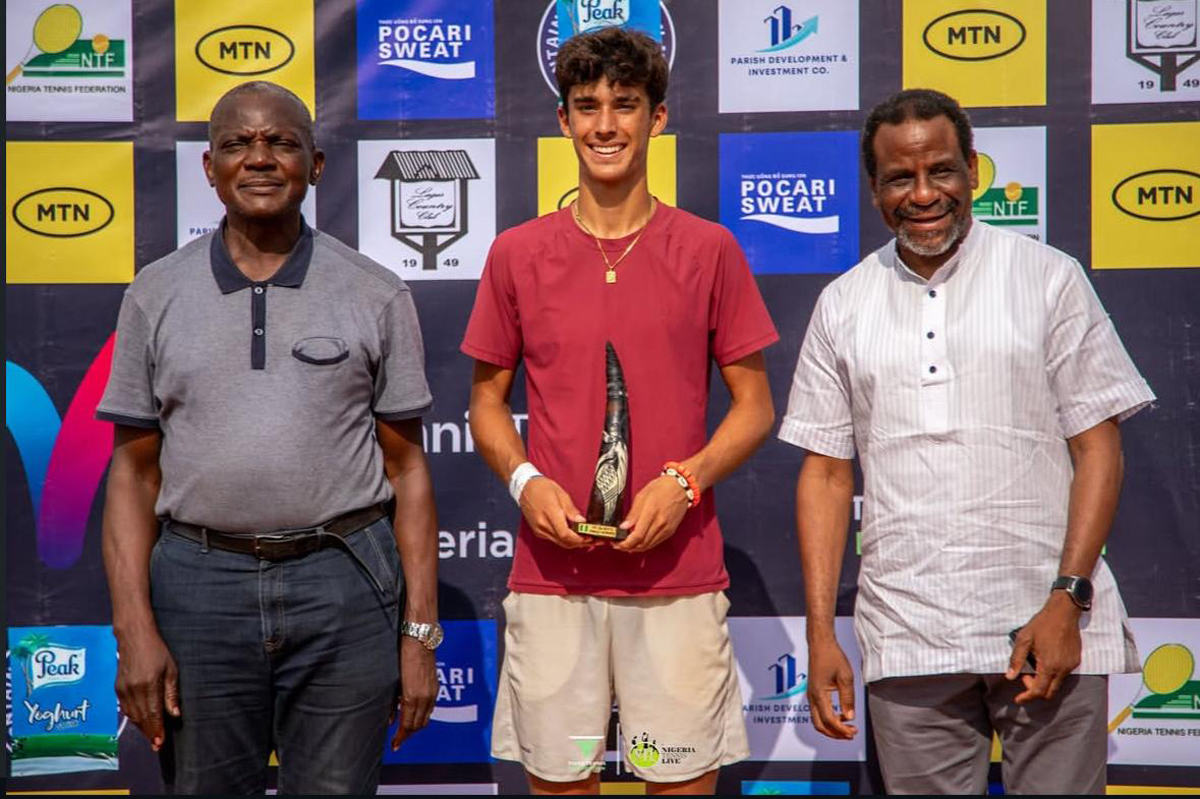 Javi Montes, con el título en el ITF J30 de Lagos, en Nigeria
