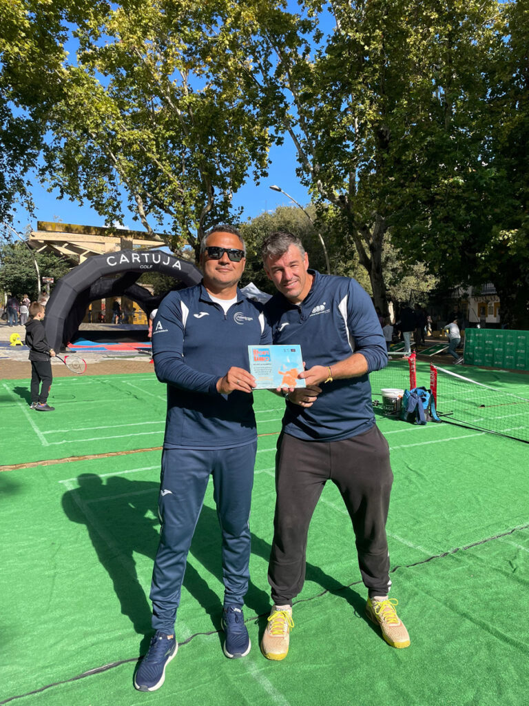 La Federación Andaluza de Tenis junto al CTT Blas Infante participaron en la actividad "Vive el deporte en tu barrio"