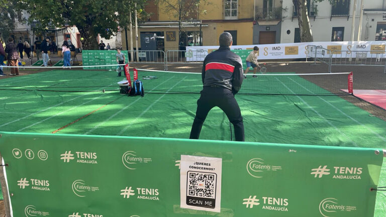 La Federación Andaluza de Tenis junto al CTT Blas Infante participaron en la actividad "Vive el deporte en tu barrio"