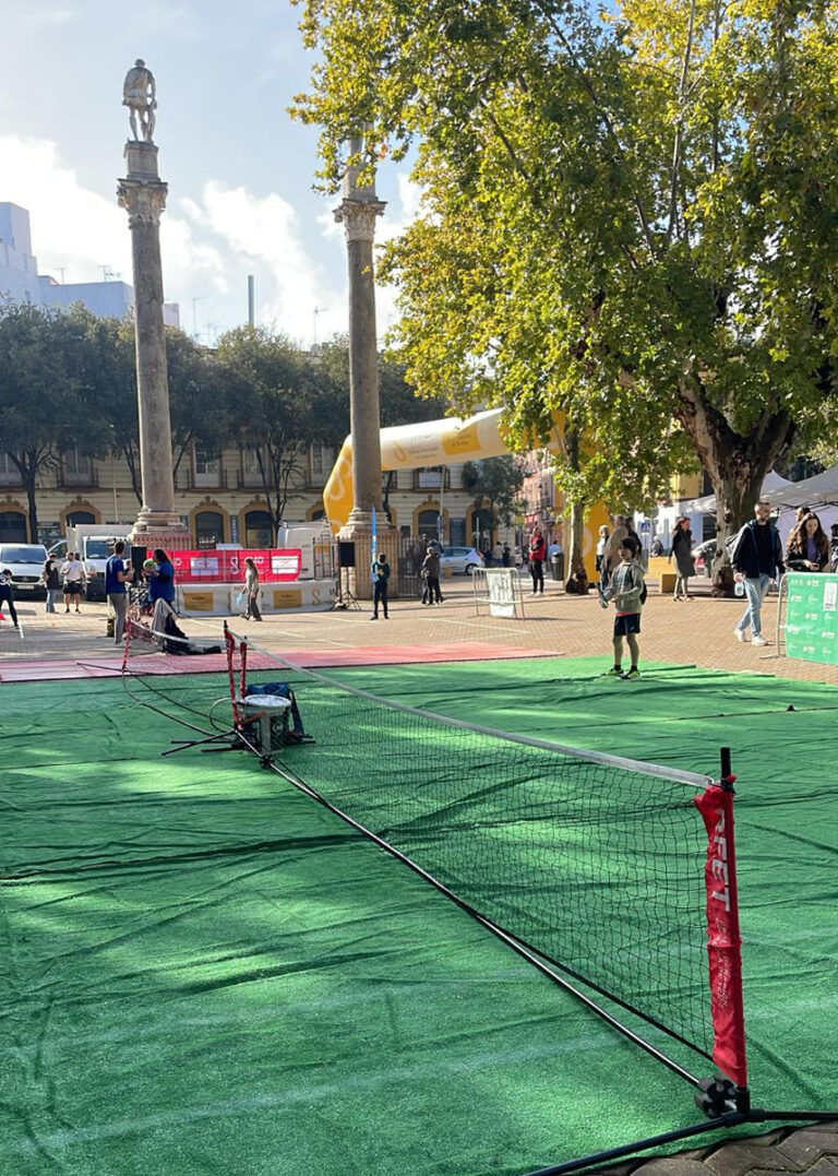 La Federación Andaluza de Tenis junto al CTT Blas Infante participaron en la actividad "Vive el deporte en tu barrio"