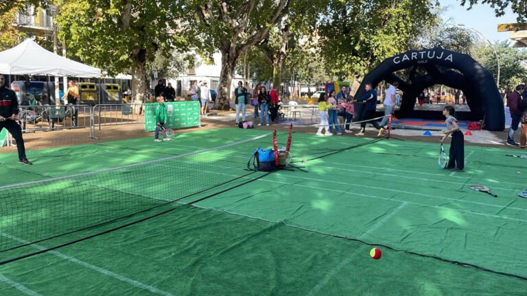 La Federación Andaluza de Tenis junto al CTT Blas Infante participaron en la actividad "Vive el deporte en tu barrio"