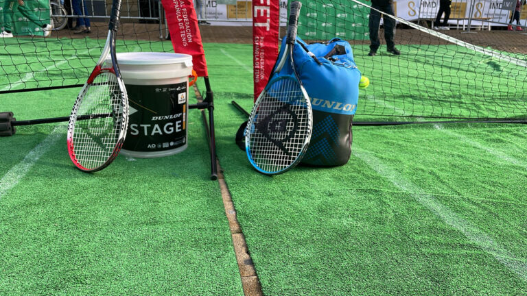 La Federación Andaluza de Tenis junto al CTT Blas Infante participaron en la actividad "Vive el deporte en tu barrio"
