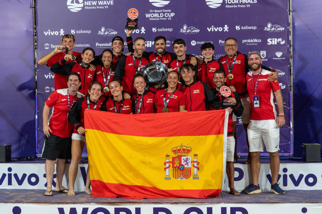 España Absoluta, campeona del mundo de Tenis Playa. Y la España Junior de Tenis Playa consiguió el bronce, con dos andaluces en el equipo, Laura Jiménez y Jorge Méndez. España Absoluta, campeona del mundo de Tenis Playa. Y la España Junior de Tenis Playa consiguió el bronce, con dos andaluces en el equipo, Laura Jiménez y Jorge Méndez.