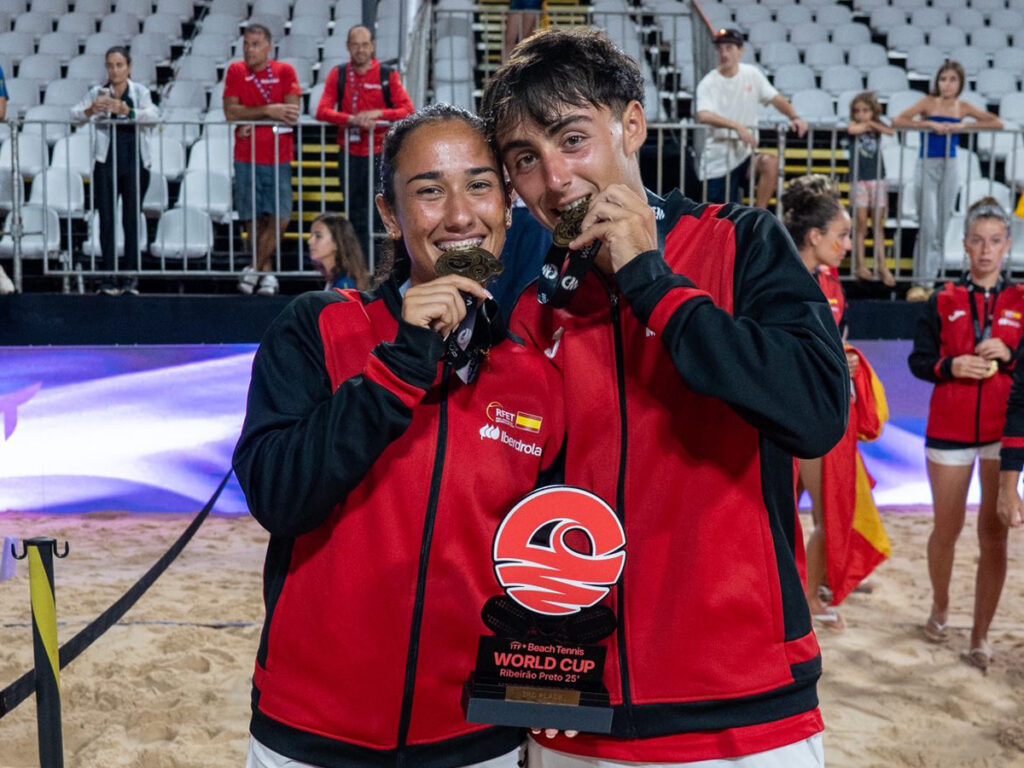 Laura Jiménez y Jorge Méndez, medalla de bronce en el mundial de tenis playa junior celebrado en Brasil