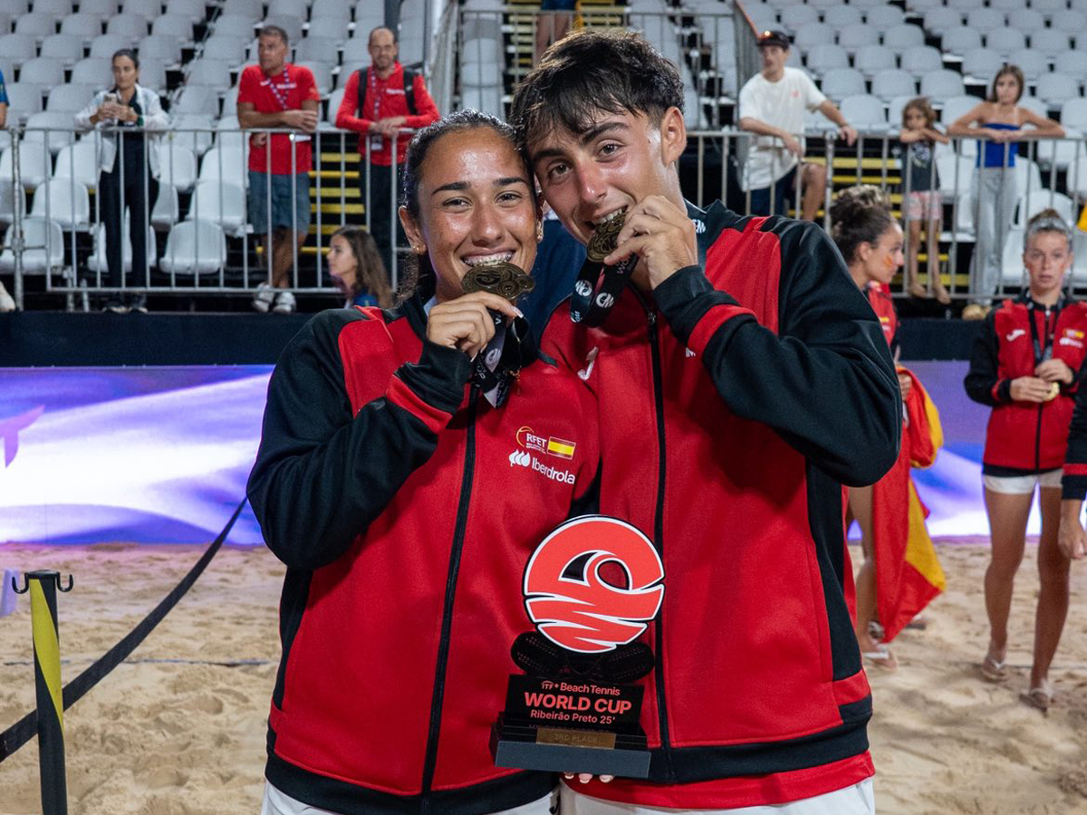 Laura Jiménez y Jorge Méndez, medalla de bronce en el mundial de tenis playa junior celebrado en Brasil