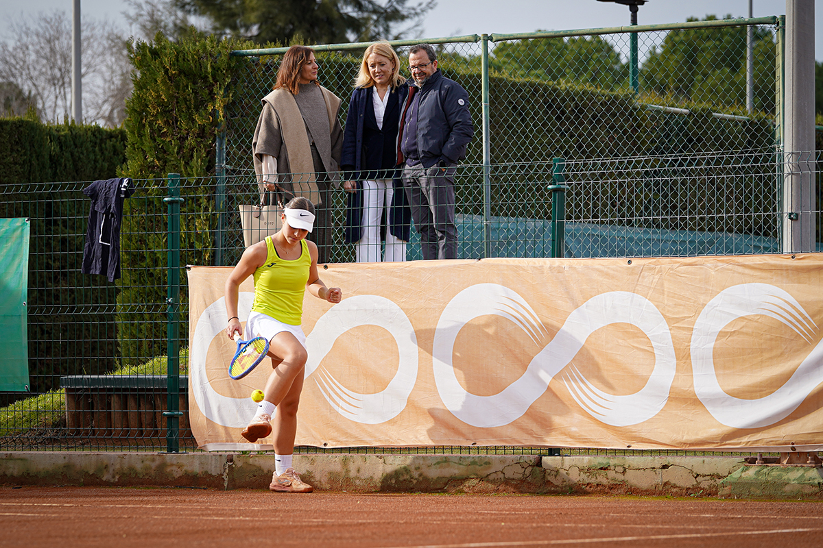 Visita de la Delegada de Deportes del Ayuntamiento de Sevilla, María Tena, al CTT Blas Infante durante la celebración del Conde de Godó Sub 14 | Federación Andaluza de Tenis - Fernando Vázquez
