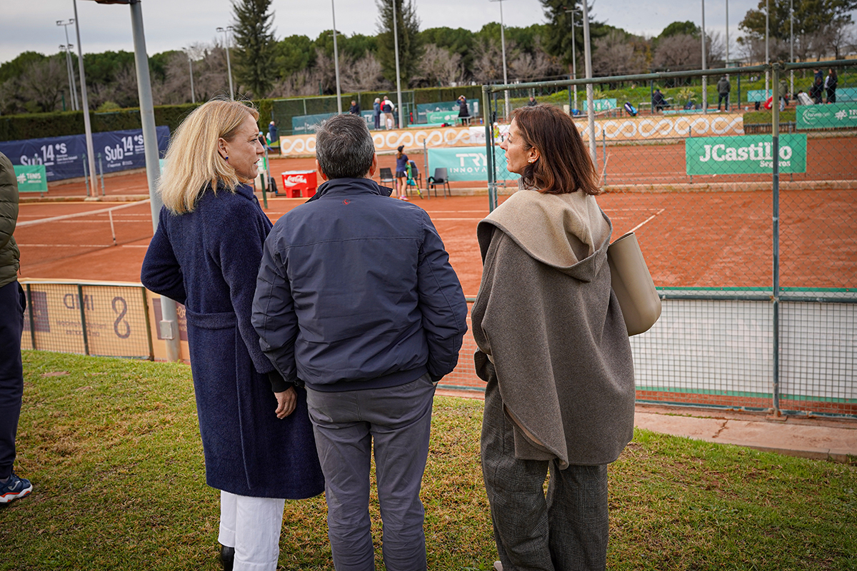 Visita de la Delegada de Deportes del Ayuntamiento de Sevilla, María Tena, al CTT Blas Infante durante la celebración del Conde de Godó Sub 14 | Federación Andaluza de Tenis - Fernando Vázquez