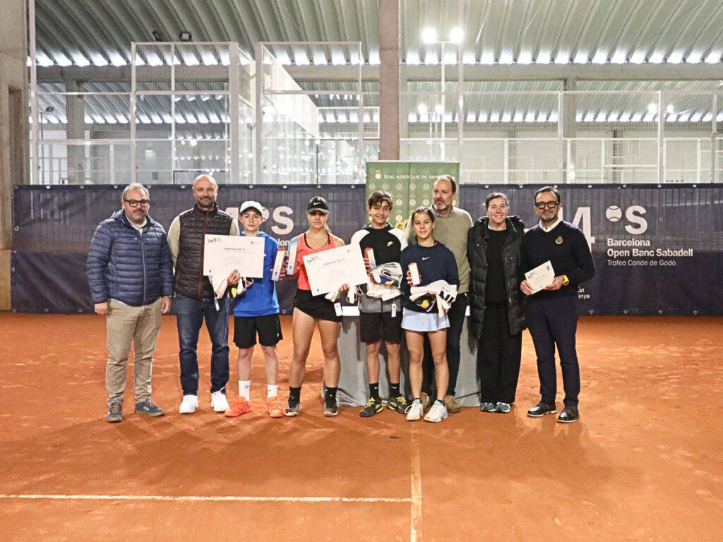 Los almerienses Martina Simón y Leo Vidaña se han proclamado campeones de la séptima parada del circuito Barcelona Open Banc Sabadell - Trofeo Conde de Godó Sub 14, disputada en el Real Aero Club de Santiago | Foto BOBS sub 14