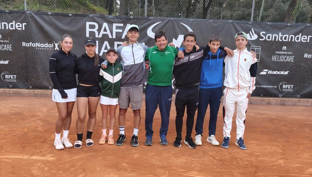 Parte de la expedición andaluza desplazada a Valdoreix, acompañados por el técnico David Clavero