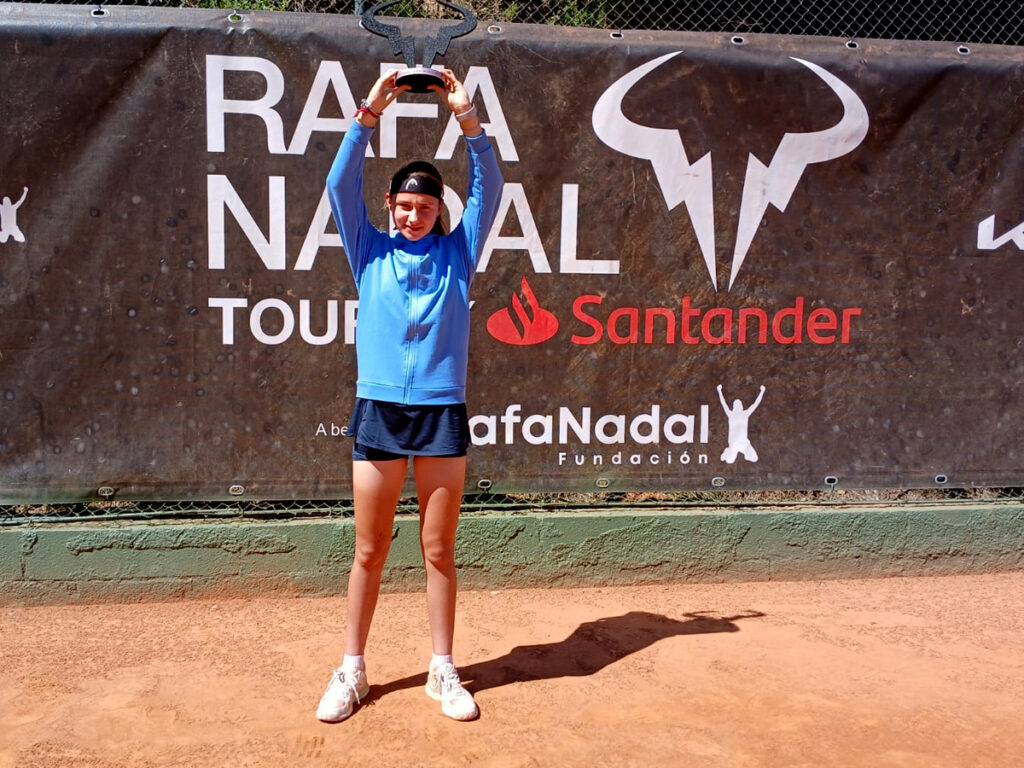 Claudia Valero, vencedora del Rafa Nadal Tour by Santander en categoría Sub 12 en Valdoreix