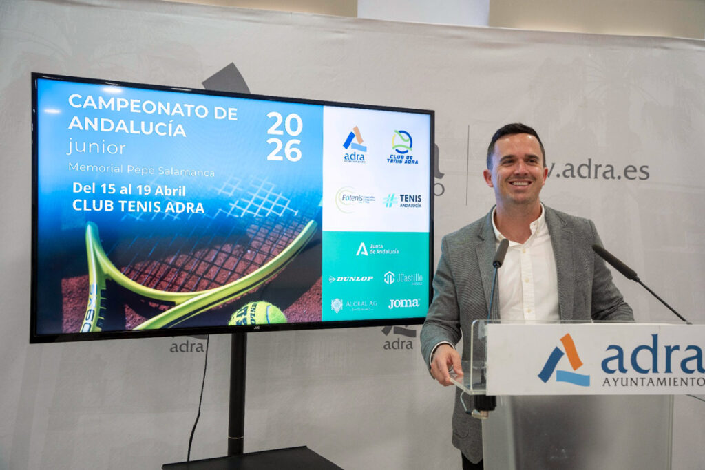 El presidente de la Federación Andaluza de Tenis, Alberto Rodríguez Cervantes, durante la presentación del Campeonato de Andalucía Junior en Adra