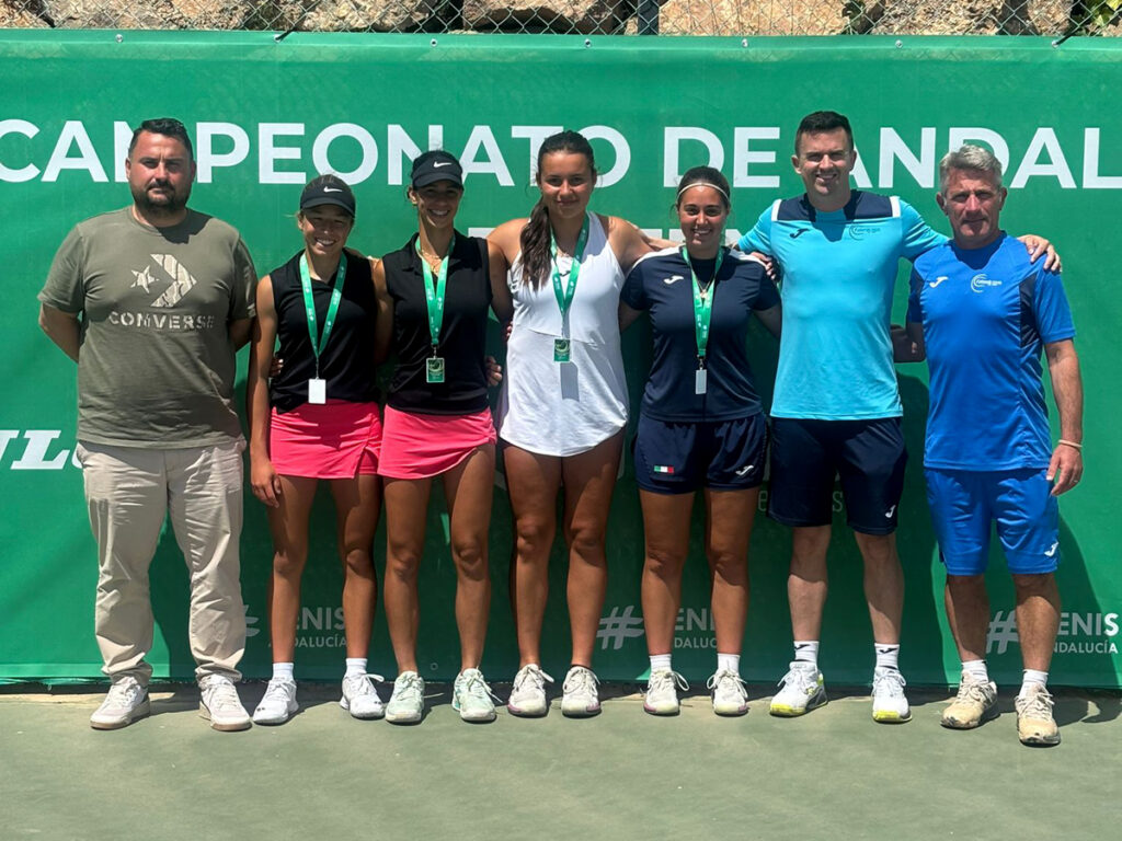 Valentina Carreras y Adriana Coltorti, campeonas en dobles femenino del Campeonato de Andalucía Junior celebrado en Adra