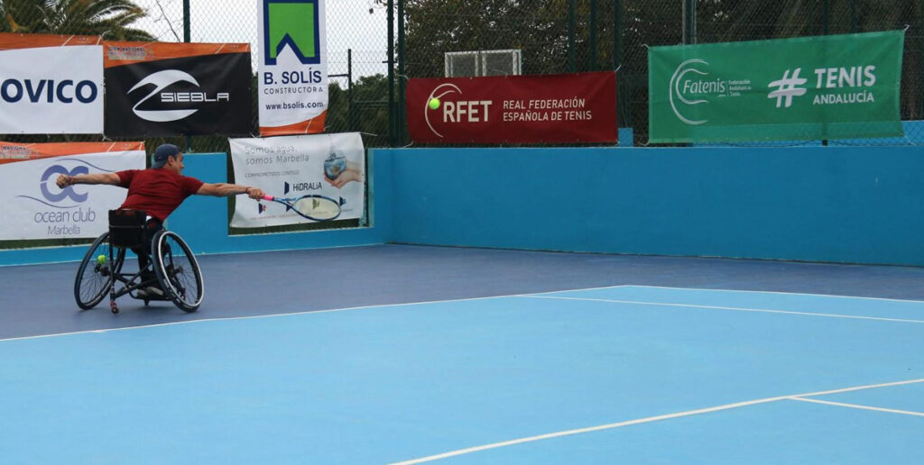 Jorge Iglesias en un lance de un partido en el Open Nacional Ciudad de Marbella de Tenis en Silla