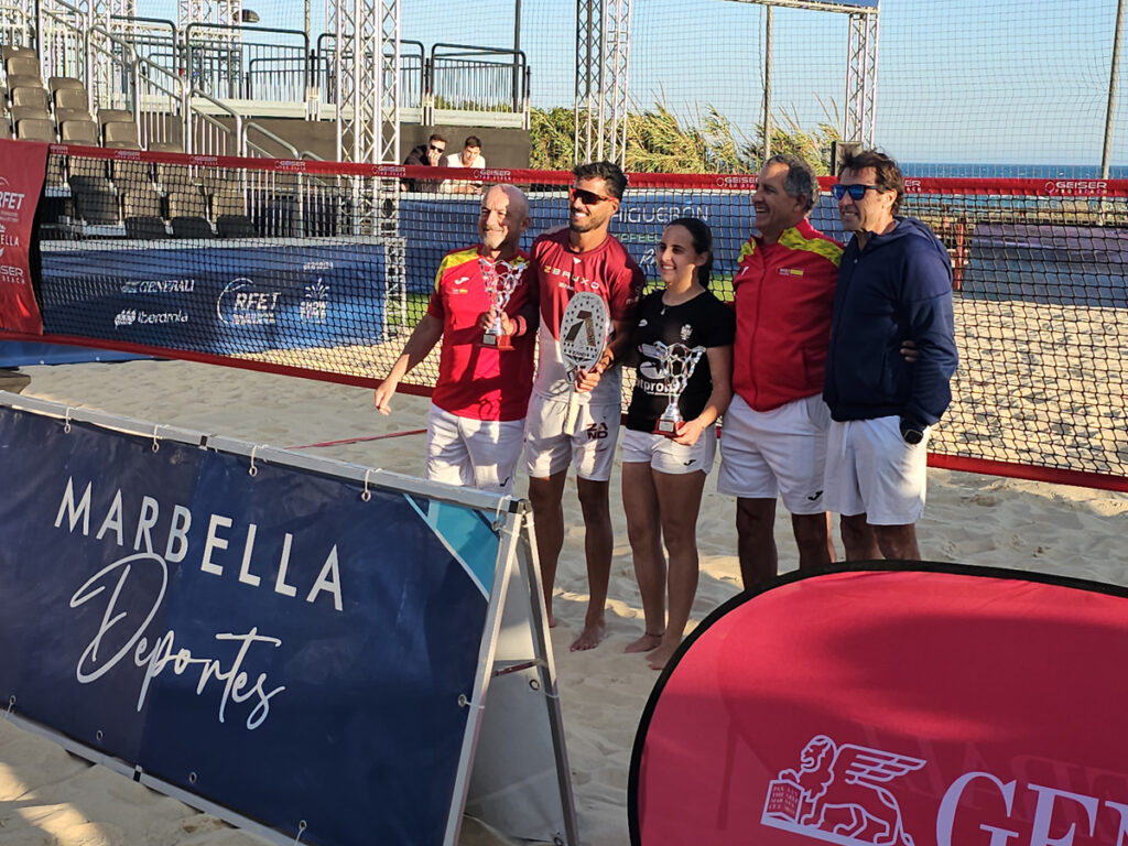 María Gómez consigue el título de campeona de España junto a Antomi Ramos, en el dobles mixto