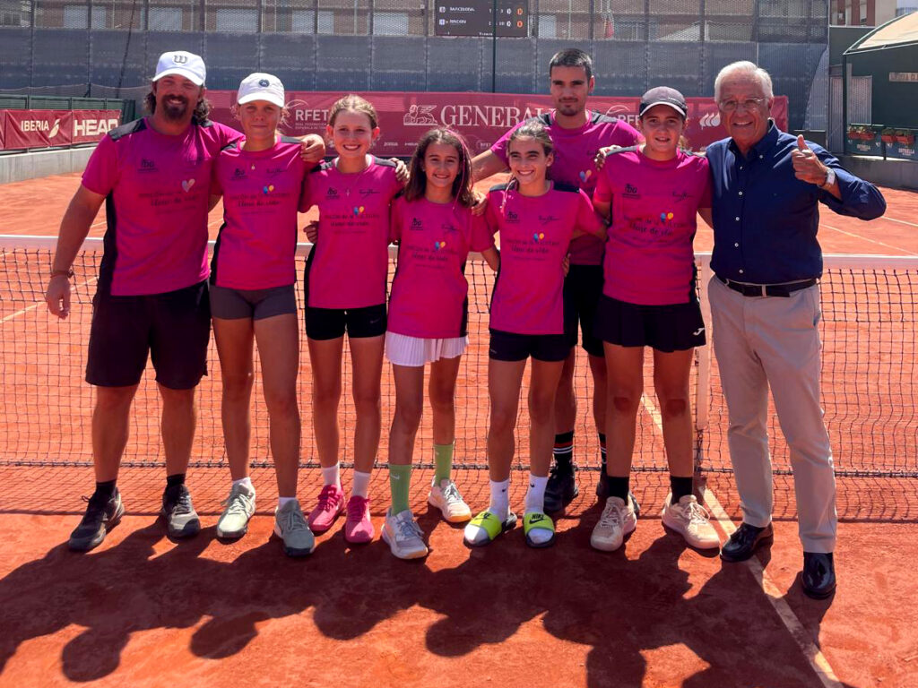 Club Tennis Rincón femenino, campeonas de España Alevín por Equipos - Trofeo Tono Páez in Memoriam junto a Pepe Salamanca, presidente del comité juvenil de la RFET y vicepresidente de la Federación Andaluza de Tenis