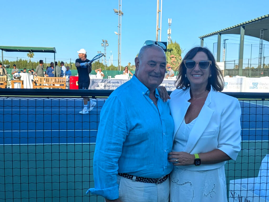 La vicepresidenta de la Federación Andaluza de Tenis, Mª Ángeles Bizcocho y el Delegado Provincial en Cádiz, Jorge Castrejón, estuvieron presentes en el I Foro del Deporte de Verano organizado por la Diputación de Cádiz