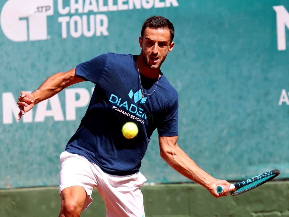 Javi Barranco en acción en el circuito ATP Challenger Tour - Foto Manuel Jesús Sol