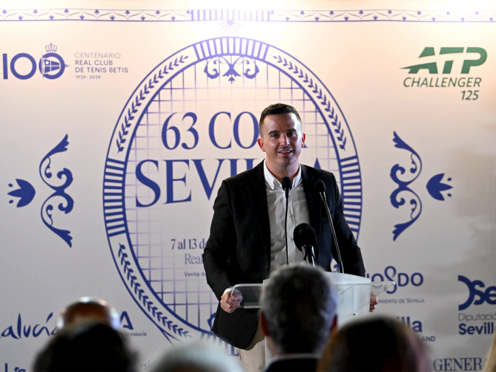 Alberto Rodríguez Cervantes, presidente de la Federación Andaluza de Tenis, en su intervención de la presentación de la Copa Sevilla 2026 - Foto Copa Sevilla