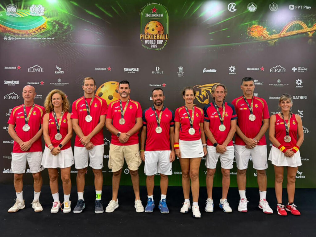 España, subcampeona del mundo de pickleball el categoría senior, con los andaluces martin suarez y elena bonilla