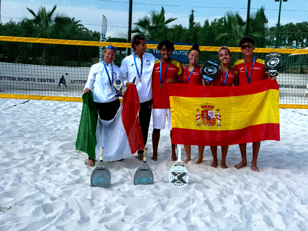 Jorge Méndez junto a Claudia Casas, bronce en el Europeo de Tenis Playa